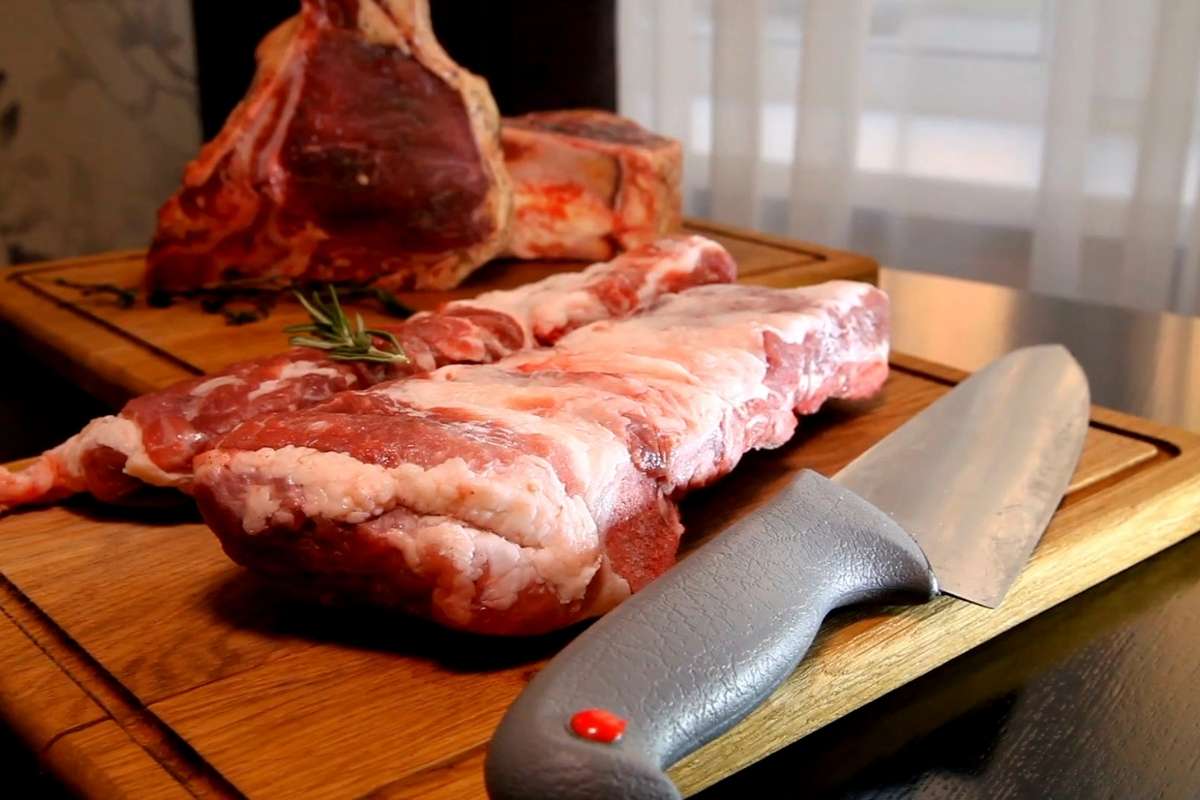 prikaz isečenog mesa na stolu sa nožem