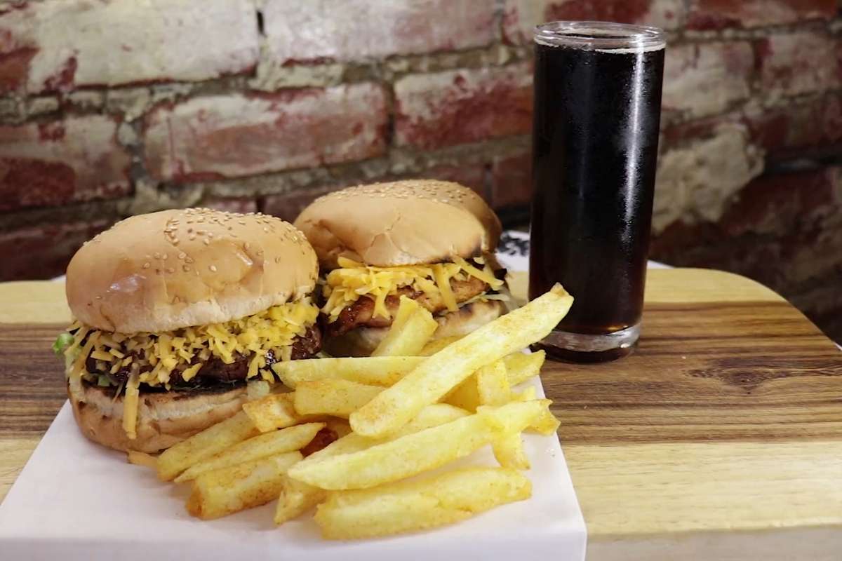 dva burgera, pomfrit i sok u čaši